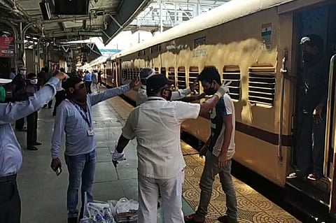 परप्रांतीय मजूरांना रेल्वेने दिला आधार... भुसावळ स्थानकावर भोजनाची व्यवस्था !