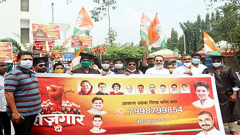 केंद्र सरकारच्या विविध धोरणाविरोधात युवक काँगेसचा मोर्चा; कोकण भवन येथे अंसख्य कार्यकर्ते उपस्थित