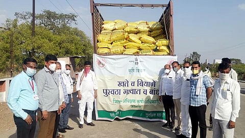 jln०९mgp०१जालना :  शेतकऱ्यांच्या बांधावर खत पुरवठा करण्यास सुरुवात करताना जिल्हा अधीक्षक कृषी अधिकारी बाळासाहेब शिंदे, कृषी उपसंचालक विजय माईनकर, कृषी विकास अधिकारी भीमराव रणदिवे, सतीश टोपे,एस.व्ही.कराड, शेतकरी गटाचे प्रमुख रवींद्र गोल्डे आदी. 