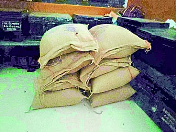 अरे बापरे.. दरोड्यातील अट्टल गुन्हेगार...आणि चोरी केली गव्हाच्या पोत्यांची ! 