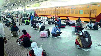 विशेष रेल्वेने जिल्ह्यातून बाराशे मजूर लखनऊला रवाना !