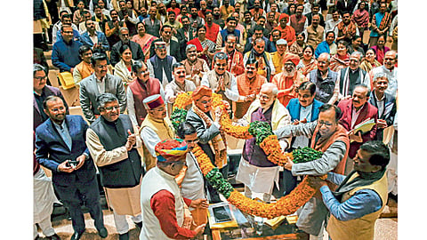 नवी दिल्ली - भाजपच्या संसदीय पक्षाच्या बैठकीत सोमवारी पक्षाचे राष्ट्रीय अध्यक्ष जे. पी. नड्डा यांचा सत्कार करताना पंतप्रधान नरेंद्र मोदी आणि इतर नेते.