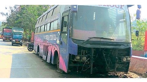 साई चौक, नवी सांगवी - येथील जॉगिंग ट्रॅंकच्या बाजूने अशी नादुरुस्त वाहने अनेक महिन्यांपासून धूळ खात पडलेली आहेत. बसच्या आडोशाला मद्यपींचा अड्डा असतो.