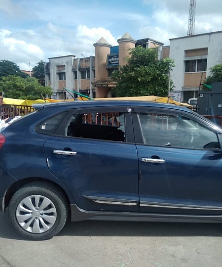 कामठी ः काच फोडून चोरट्यांनी याच कारमधून बॅग पळविली