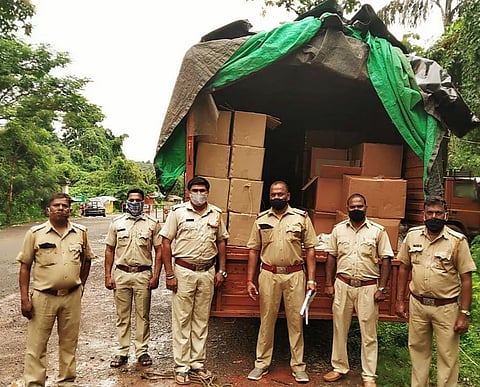 nine lakh rupice liquor seized at banda konkan sindhudurg