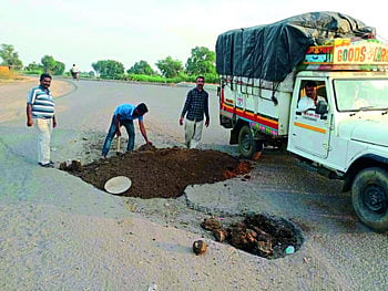 एसटी चालक, शिक्षकाची अशीही गांधीगिरी; कुदळ-फावडे घेऊन उतरले रस्त्यावर 