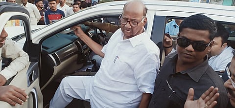  कुही ः शेतकऱ्यांचे समाधान करताना राष्ट्रवादी कॉंग्रेसचे अध्यक्ष शरद पवार. 