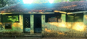 इमारतीची दुरवस्थेमूळे पोलिसांना करावे लागतेय झाडाखाली कामकाज 