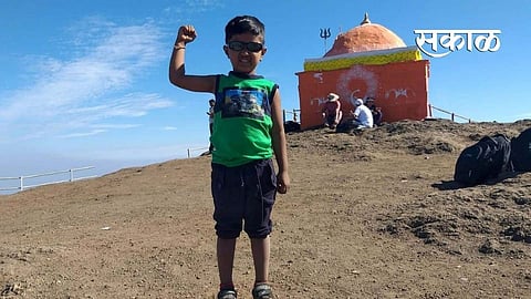 शिक्रापूर : चार वर्षीय शिवतेजने सर केले कळसूबाई शिखर