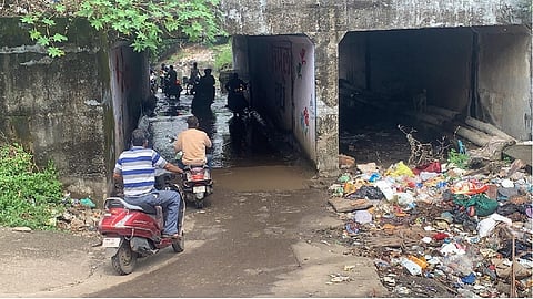 कल्याणमधील उड्डाणपूल बंद झाल्याने नागरिकांचा जीवघेणा प्रवास