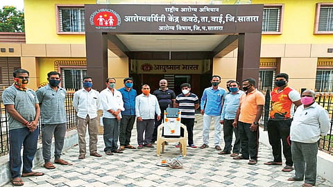 लोकवर्गणीतून कवठे आरोग्य केंद्रास ऑक्‍सिजन मशिन