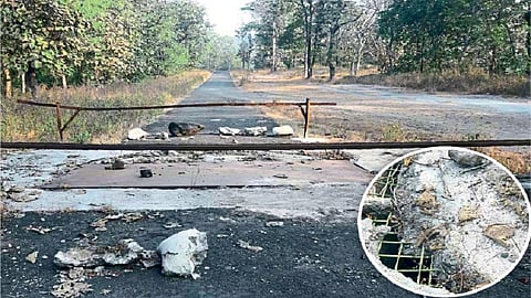खर्डी - रहदारीसाठी बंद असलेला रस्ता. इन्सेटमध्ये रस्त्याला पडलेले भगदाड. (छायाचित्र - नरेश जाधव)