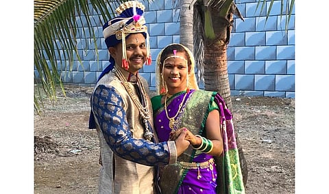 अनोख्या स्टाईलने घेतले पत्नीचे नाव; कपलची सोशल मीडियात जोरदार चर्चा 