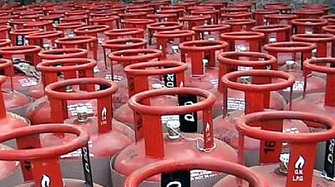 lpg cylinder price hike by  105 rupee from today 1 march 2022 amide Russia Ukraine war check details  