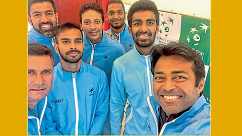 चीनवरील सनसनाटी विजयानंतर लिअँडर पेसने संघासह घेतलेला सेल्फी ट्‌विटरवर पोस्ट केला.