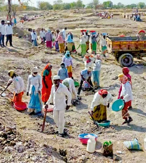 So many labours are working on the employment guarantee scheme in Mangalvedha taluka