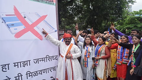 ठाणे सरकारी विश्रामगृहासमोर आंदोलन करून घोषणाबाजी करताना मनसे कार्यकर्ते. 