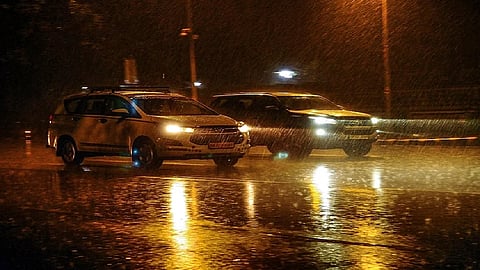 Mumbai Rain: मुंबईत सोसाट्याच्या वाऱ्यासह पावसाच्या सरी, वादळी वाऱ्यासह पावसाचा अंदाज 