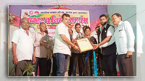  नरखेड ः मुख्याधिकारी माधुरी मडावी यांचा मानपत्र देऊन सत्कार करताना नगराध्यक्ष अभिजित गुप्ता, पीरिपाचे जयदीप कवाडे व इतर. 