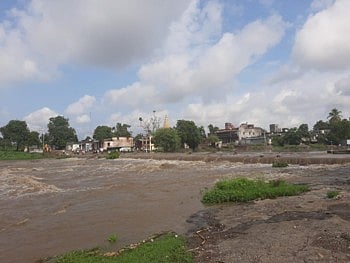 सलग दुसऱ्या दिवशी पाऊस ; हतनूरमधून विसर्ग सुरूच 