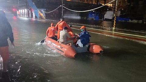 पावसामुळे ट्रेनमध्ये अडकलेल्या तब्बल २०० पेक्षा अधिकांची RPF आणि NDRF कडून सुटका