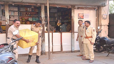 हस्तगत करण्यात आलेला सिगारेटचा माल नेतांना पोलिस कर्मचारी.