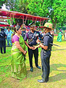 धागा धागा जोडत लावला ‘लेफ्टनंट’चा स्‍टार 