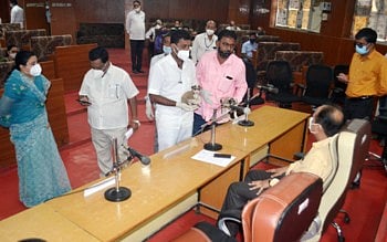 चक्क आयुक्तांना मोकाट कुत्र्यांची दिली भेट; कोणी केले असे ? वाचा सविस्तर !  