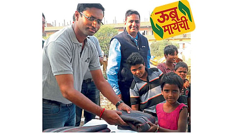 कार्यक्रमात झोपडपट्टीवासींना ब्लॅंकेटचे वितरण करताना ‘एक पहल’चे विजय यादव, ‘सकाळ’ विदर्भ आवृत्तीचे युनिट हेड संजीव शर्मा.