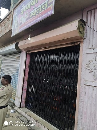 नळदुर्ग शहरातील सराफा दुकान.
