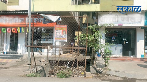 नऱ्हे - नियमांचे उल्लंघन करून ओढ्यालगत झालेली बांधकामे.