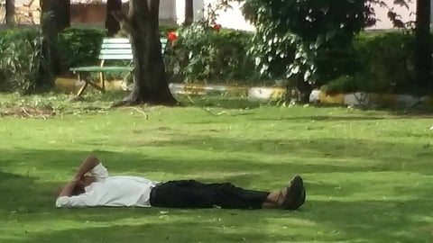 निगडी स्मशानभूमी बनला मद्यपींचा अड्डा 