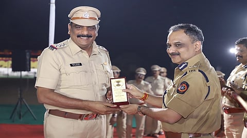 पोलिस अधिकाऱ्यांचा सत्कार करताना आयुक्त विवेक फणसळकर 