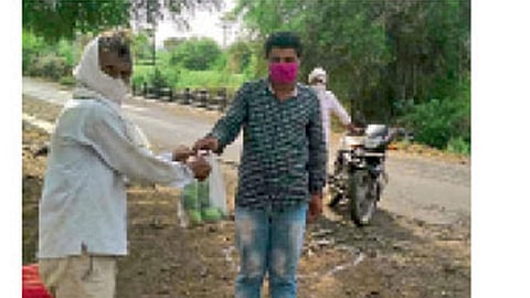 शेती बांधावरील स्टॉलवरून थेट ग्राहकांना भाजीपाला विक्री 