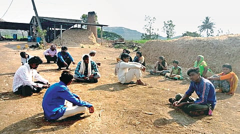 ना काम, ना दाम, घराची वाट अजूनही लांब... 