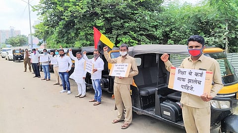 'या' मागण्यांसाठी रिक्षाचालकांची वाकडमध्ये निदर्शने 