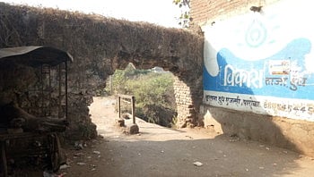 शाॅटकट रस्ता उठला जीवावर; पुरातत्व विभागाचे एतिहासीक दगडी भितींच्या बोगद्याकडे दुर्लक्ष 