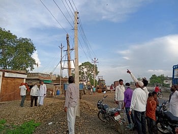 विज  वाहिनीचा धक्का बसला...  अन् तो २० फुटांवरून खाली कोसळला !