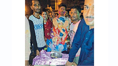 कराची शहरातील गणरायाला निरोप देण्यासाठी लाडक्‍या बाप्पासह निघालेले नागरिक.