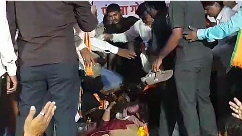 Vidhan Sabha 2019 : पंकजा मुंडेंना प्रचारादरम्यान चक्कर (व्हिडिओ)
