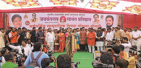 भैरवनाथ शुगर वर्क (ता. परंडा) : स्व. जयवंतराव सावंत प्रतिष्ठानतर्फे रविवारी झालेल्या सामुदायिक विवाह सोहळ्यात वधू-वरांना शुभेच्छा देताना अभिनेत्री प्राजक्ता गायकवाड. 