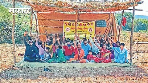 गावगुंडांच्या त्रासास वैतागलेले शेतकरी बसले मुलाबाळांसह उपोषणास