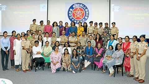 पोलिस आयुक्तालय - बैठकीला उपस्थित असलेले डॉ. के. वेंकटेशम यांच्यासमवेत शहरातील महिला पत्रकार, वरिष्ठ पोलिस अधिकारी, कर्मचारी.