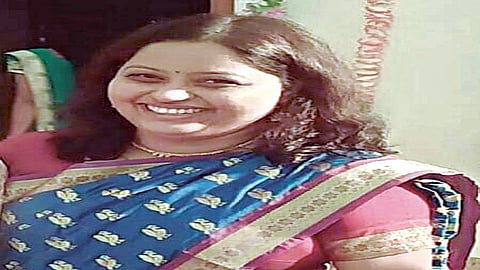 कोसळलेलं आयुष्य पेलताना..! 