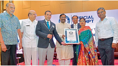 वाडिया रस्ता - गिनेस वर्ल्ड रेकॉर्डच्या वतीने प्राजक्‍ता काळे यांना प्रमाणपत्र प्रदान करण्यात आले. या वेळी (डावीकडून) विठ्ठल मणियार, डॉ. के. एच. संचेती, रिशी नाथ, सुधीर मुनगंटीवार, गिरिधारी काळे, प्राजक्ता काळे आणि विकास खर्गे.