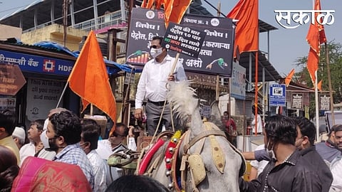 शिवसेनेची पेट्रोल दरवाढीच्या निषेधार्थ निदर्शने, आमदार प्रकाश सुर्वे यांचा केंद्राला इशारा