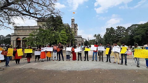 पुणे : विद्यापीठाच्या कारभाराचे गाऱ्हाणे कुलपतींच्या कानावर (व्हिडिओ)