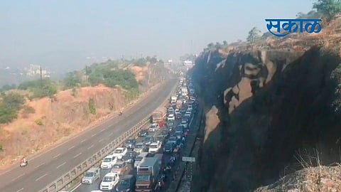 Punekar Stuck in traffic jam on Pune-Bangalore highway While Going to Christmas holidays 
