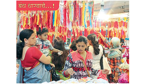 सातारा : भाऊ-बहिणींच्या पवित्र नात्याचा रक्षाबंधन सण अवघ्या आठवड्यावर आला असल्याने शहरातील व्यापारीपेठेत राख्या विक्रीस आल्या आहेत. राजपथावरील दुकानांत राख्या खरेदी करण्यासाठी युवतींसह महिलांची गर्दी होत आहे.