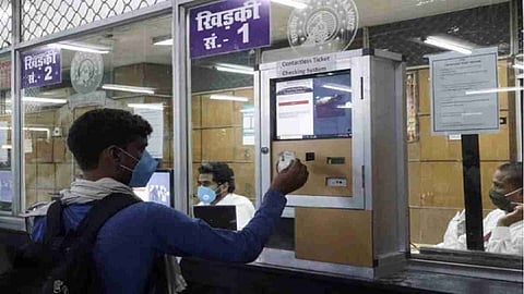 अतिरिक्त गर्दीत घट होणार, CSMT रेल्वे स्थानकावर क्युआरकोड तपासणीचे गेट